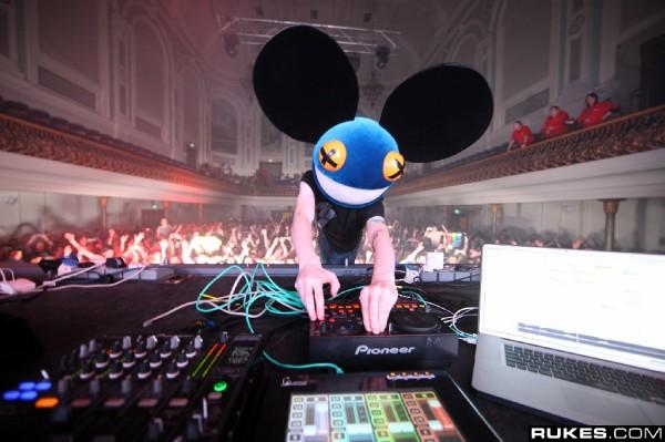 http://thissongslaps.com/wp-content/uploads/2011/07/deadmau5-blue.jpg